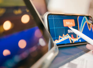 Analyste opérant sur plusieurs marchés et passant en revue les options Bitcoin, Ethereum et forex